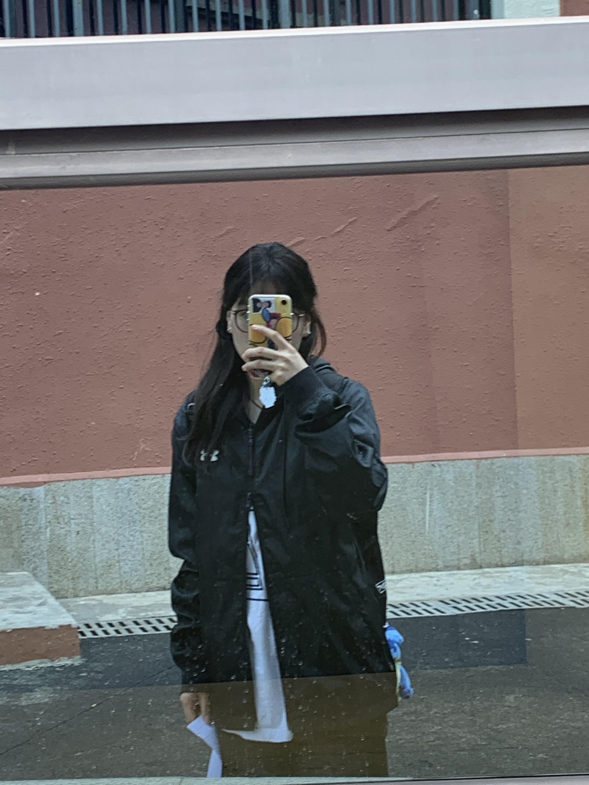 💫酷飒风拿捏!黑色安德玛冲锋衣外套叠穿白T,简约随性,是心动的日常穿搭 💕